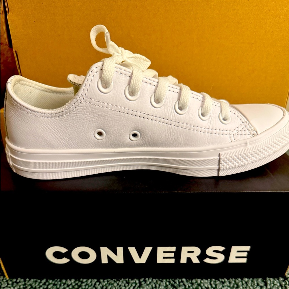 EUC Converse leather sneakers